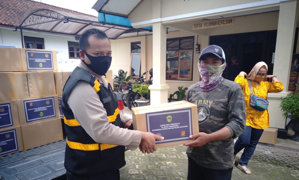 Polsek Conggeang Distribusikan Sembako Pada Warga Pelaku Usaha Pariwisata Terdampak Covid-19 